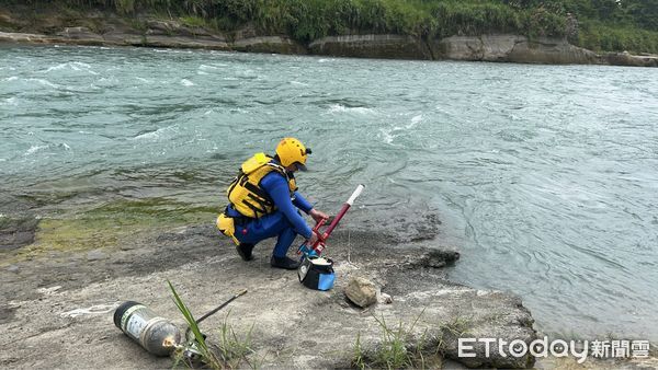 ▲台中男子受困東勢沙洲2小時，驚慌站立溪中生死一瞬。（圖／民眾提供，下同）