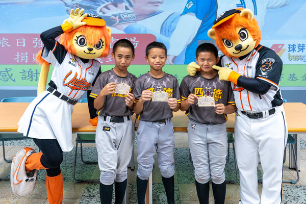 ▲古林睿煬跨海捐贈書籍統一獅萊恩盈盈共襄盛舉，鼓勵小球員球技與學習要並重           。（圖／統一獅提供）