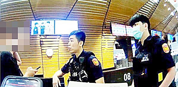 ▲航警局員警於機場出境報到櫃檯尋獲廖男，並以後方螢幕播放防詐宣導影片勸其取消登機念頭。（圖／航警局提供）