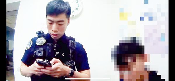 ▲航警局員警耐心提出海外求職陷阱案例，向廖男卻說打消出國求職念頭。（圖／航警局提供）
