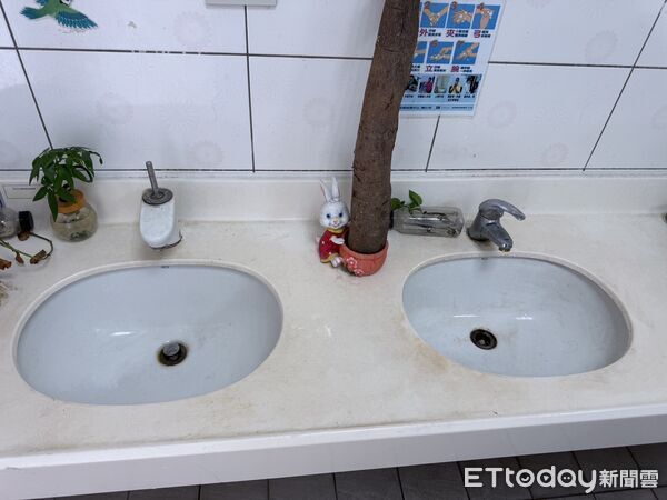 ▲台中某私校高一學生拿裝飾用粗厚枯枝打傷老師。（圖／民眾提供）        