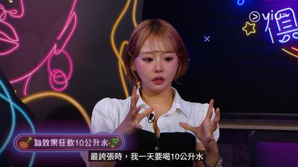 ▲為了鏡頭效果，濱崎真緒經常被要求飲用大量的水。（圖／翻攝自YouTube／ViuTV）