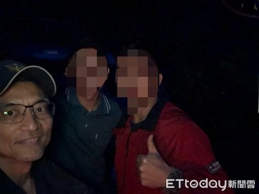 ▲內埔警偕同山警迅速清除傾倒路樹。（圖／記者陳崑福翻攝）