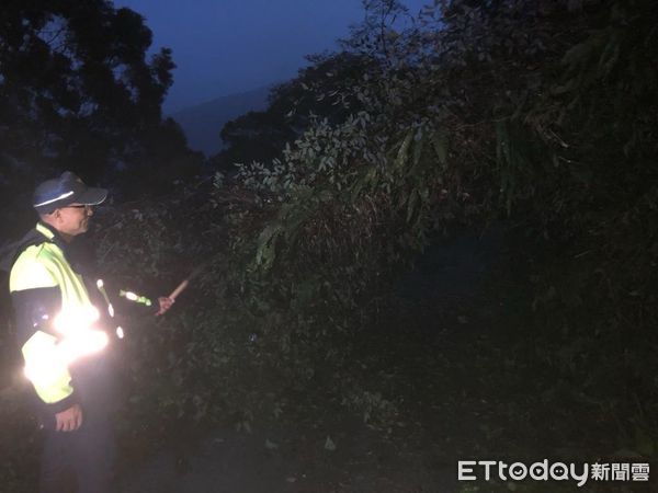 ▲內埔警偕同山警迅速清除傾倒路樹。（圖／記者陳崑福翻攝）