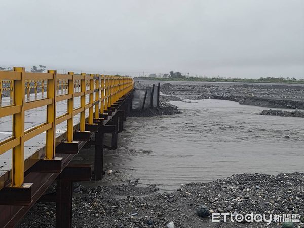 ▲▼經持續不斷強降雨，河床水位已明顯上升。（圖／玉里鎮公所提供，下同）