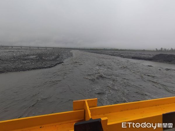 ▲▼經持續不斷強降雨，河床水位已明顯上升。（圖／玉里鎮公所提供，下同）