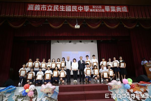▲▼   ▲民生國中市長獎。（圖／記者翁伊森翻攝）生送上祝福       。（圖／記者翁伊森翻攝）