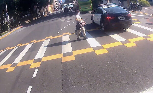 ▲南港警車外出巡邏未禮讓行人、分局依法開罰。（圖／翻攝YT「WoWtchout 地圖型行車影像分享平台）