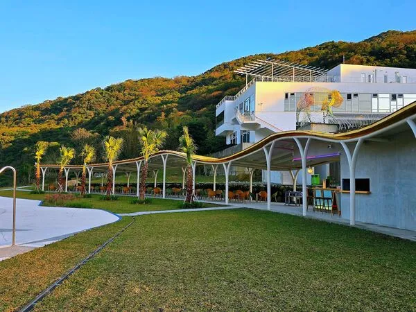 ▲新北萬里「亮山川景觀休閒園區」於1月底展開試營運，目前已開放餐廳區、烤肉區和戲水池，露營車預計在6月底、7月初上線。（圖／翻攝自亮山川粉專）