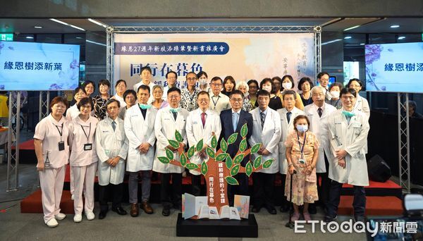 ▲成功大學沈孟儒校長（右）、成大醫院李經維院長（左）與貴賓共同見證《同行在暮色》新書發表，傳遞緩和療護溫暖力量。（記者林東良翻攝，下同）