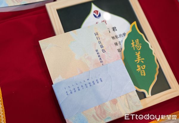 ▲成功大學沈孟儒校長（右）、成大醫院李經維院長（左）與貴賓共同見證《同行在暮色》新書發表，傳遞緩和療護溫暖力量。（記者林東良翻攝，下同）