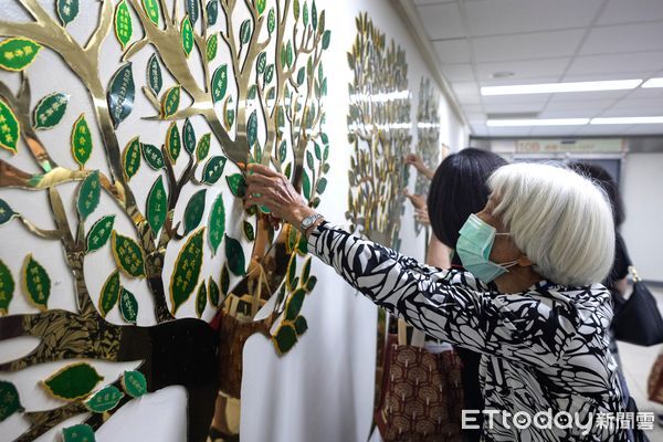 ▲成功大學沈孟儒校長（右）、成大醫院李經維院長（左）與貴賓共同見證《同行在暮色》新書發表，傳遞緩和療護溫暖力量。（記者林東良翻攝，下同）