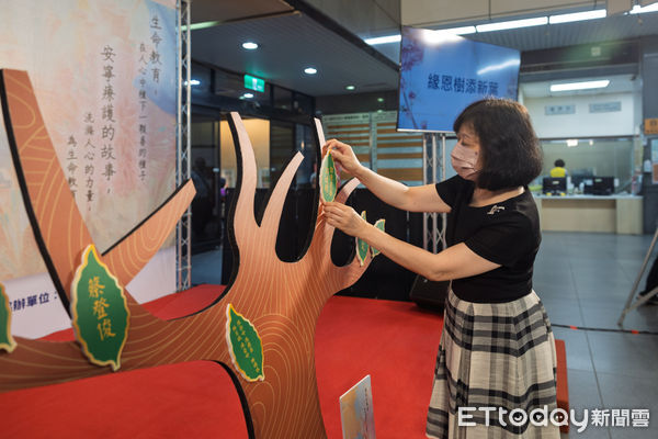 ▲成功大學沈孟儒校長（右）、成大醫院李經維院長（左）與貴賓共同見證《同行在暮色》新書發表，傳遞緩和療護溫暖力量。（記者林東良翻攝，下同）