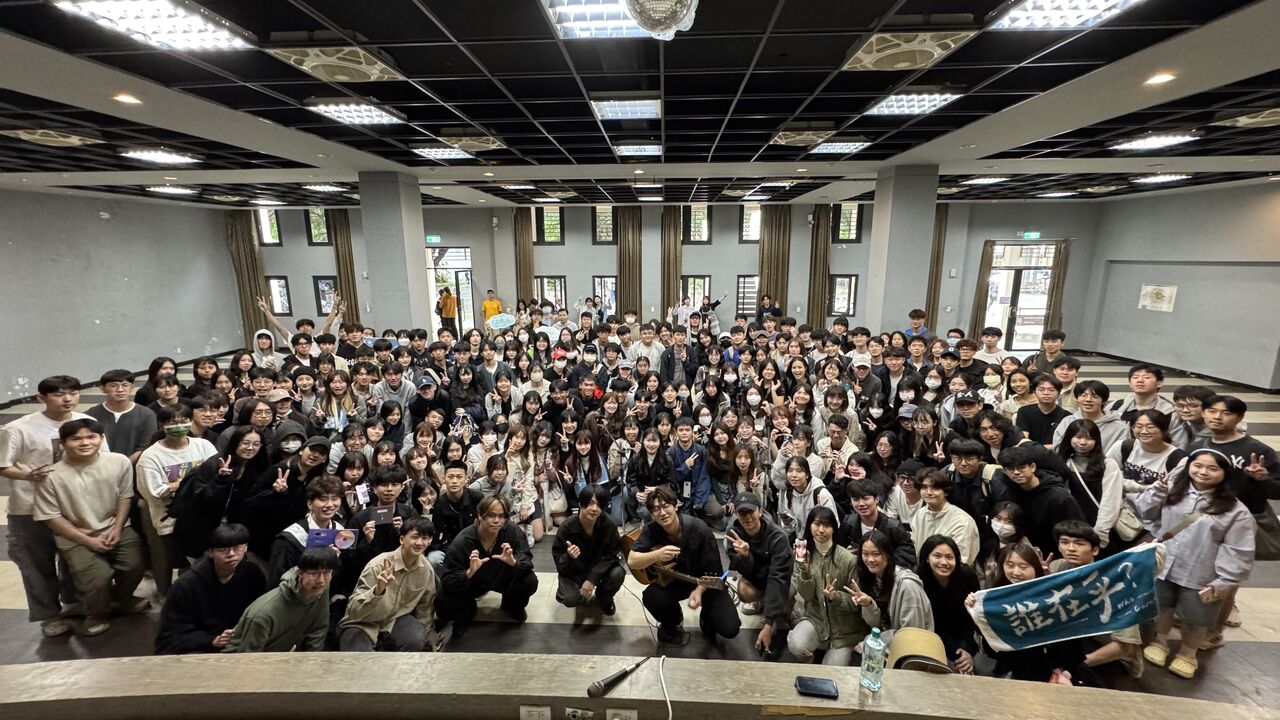 ▲▼胡凱兒前進校園快閃。（圖／Who Cares胡凱兒樂團提供）