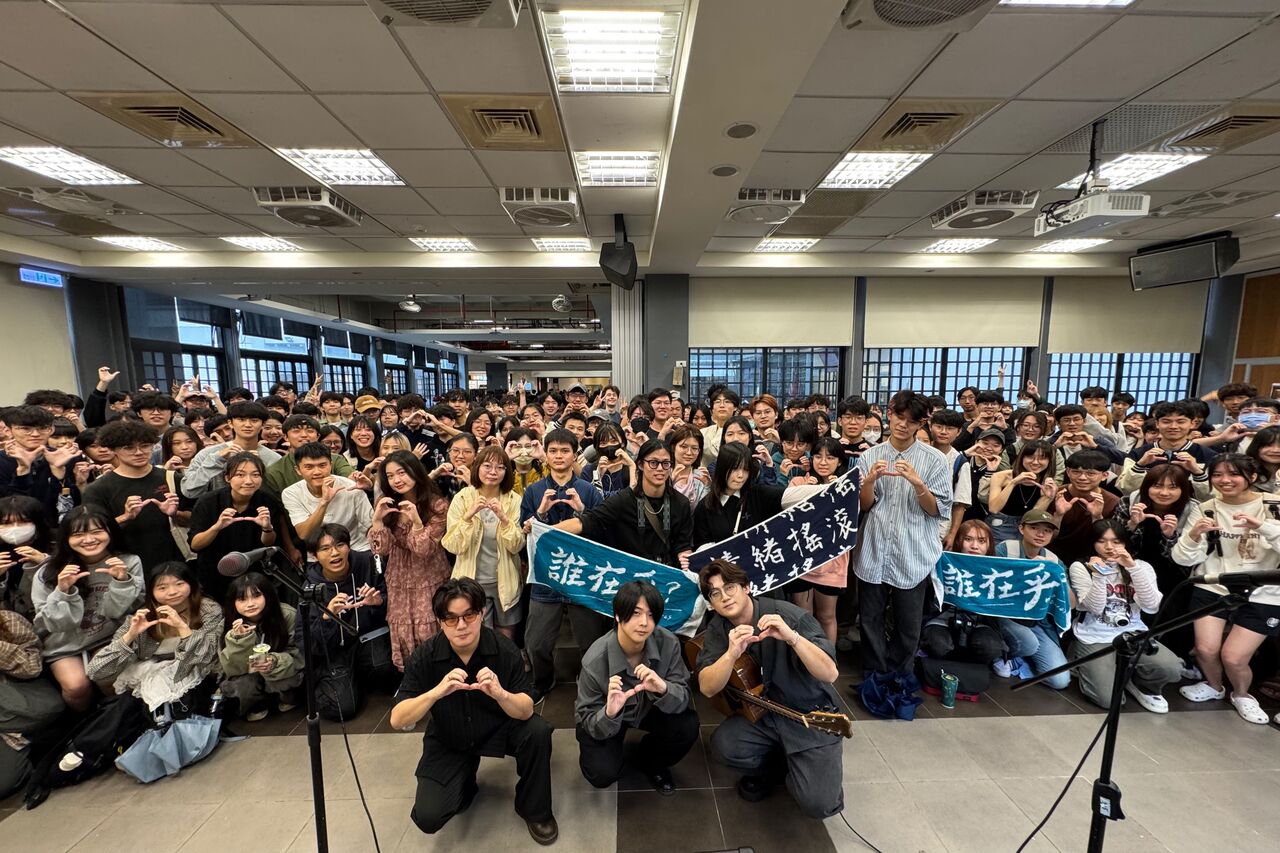 ▲▼胡凱兒前進校園快閃。（圖／Who Cares胡凱兒樂團提供）