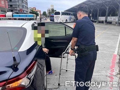 台東翁迷路超商徘徊 警載送客運轉運站助返家