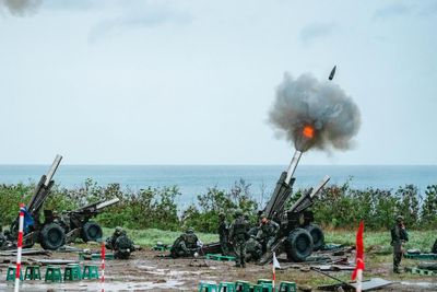 克服地面濕滑泥濘 第四作戰區重砲保養射擊