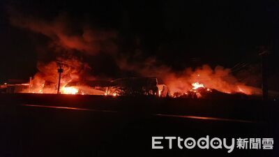 蘆竹回收廠深夜大火　「烈焰亮夜空」畫面曝光