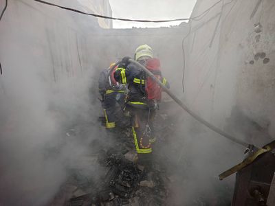 彰化磚造平房清晨火警!狂冒白煙延燒隔壁 消防員冒雨搶救