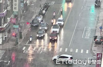快訊/高雄雨勢超大!市府緊急宣布「1地區4里」+1國中停班停課