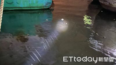 高雄騎士夜晚詭異穿越「護欄縫隙」 人車墜前鎮漁港身亡
