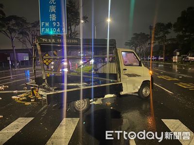 高雄大雨路滑！小貨車「打陀螺」撞安全島波及1車　失控畫面曝