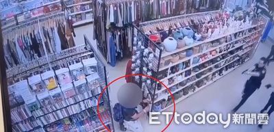武士刀男進賣場畫面曝!3警槍直接瞄準喝令坐下 中彈躺加護病房