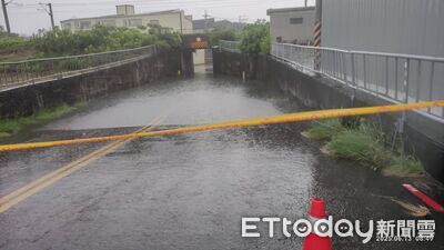 暴雨轟高雄!民眾路過涵洞驚呼:水快淹到胸 誇張積水畫面曝
