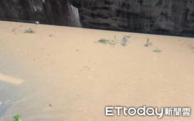雨彈狂炸彰化恐怖畫面曝　水淹到小腿！馬路慘成泥水黃河