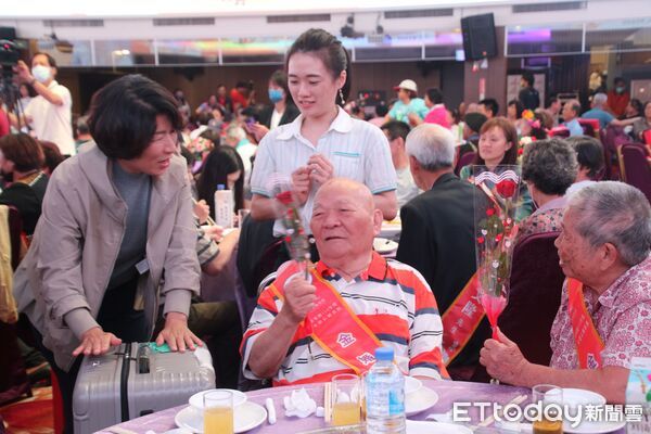 ▲台東縣府溫馨表揚50對金鑽婚伉儷。（圖／記者楊晨東翻攝）