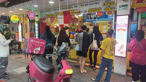 ▲▼威力彩投注站出現人潮。（圖／飛來發彩券行提供）
