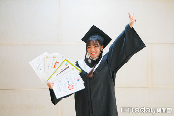 ▲越籍生潘氏美玲憑藉堅強意志與優異表現，順利從崑山科大畢業，直升研究所續寫職涯篇章。（記者林東良翻攝，下同）