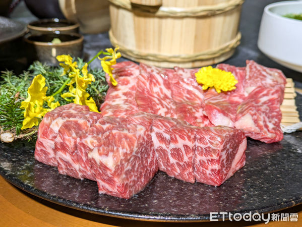 ▲日式燒肉與鰻魚料理一次滿足　星胡同新推3款期間限定雙人餐。（圖／記者黃士原攝）