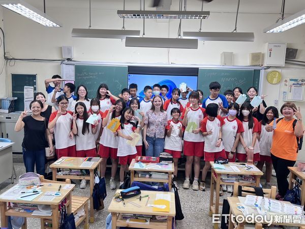 ▲金車飛颺國際志工計畫進入永康國中，奧地利志工Nadine帶學生體驗德語活動，現場氣氛熱絡。（記者林東良翻攝，下同）