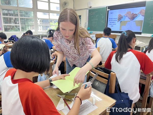 ▲金車飛颺國際志工計畫進入永康國中，奧地利志工Nadine帶學生體驗德語活動，現場氣氛熱絡。（記者林東良翻攝，下同）