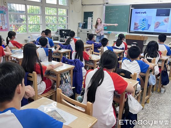 ▲金車飛颺國際志工計畫進入永康國中，奧地利志工Nadine帶學生體驗德語活動，現場氣氛熱絡。（記者林東良翻攝，下同）