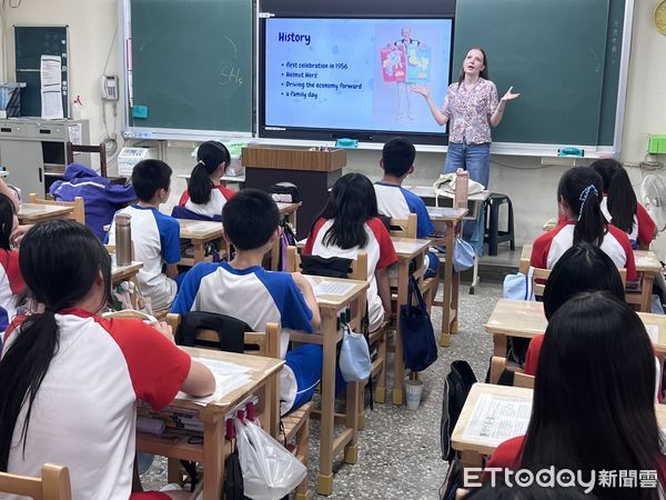 ▲金車飛颺國際志工計畫進入永康國中，奧地利志工Nadine帶學生體驗德語活動，現場氣氛熱絡。（記者林東良翻攝，下同）