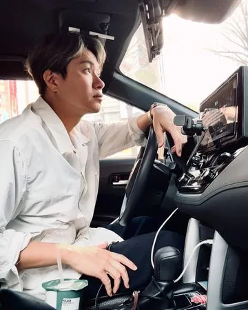 ▲黃少谷為維持家庭開銷，兼職計程車司機。（圖／翻攝自Facebook／黃少谷 Shao Huang）