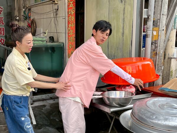 ▲阿翔遊戲失敗，實現諾言聞職人的腳。（圖／民視提供）