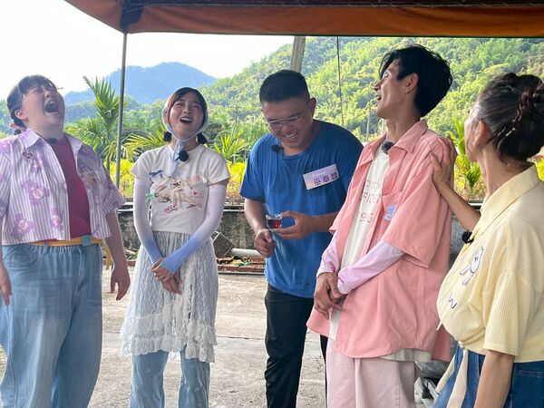 ▲阿翔遊戲失敗，實現諾言聞職人的腳。（圖／民視提供）