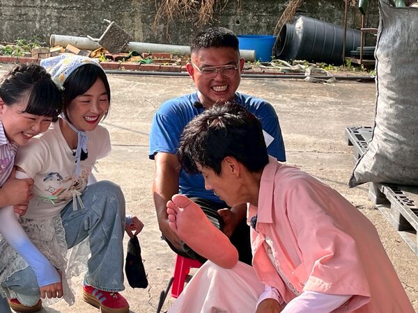 ▲阿翔遊戲失敗，實現諾言聞職人的腳。（圖／民視提供）