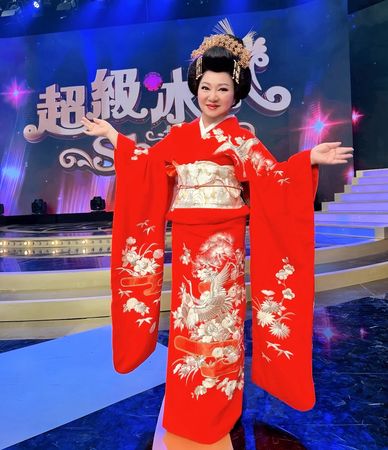 ▲白冰冰(右二)與蔡小虎(左二)在《超級冰冰Show》比拼演歌，請來胡蝶家元(右)與千鶴美扇。（圖／長興影視）