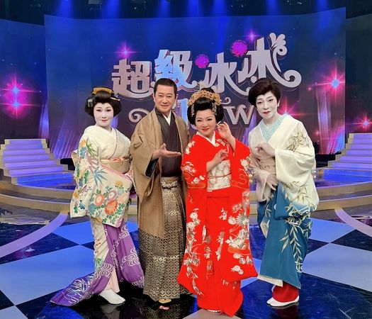 ▲白冰冰(右二)與蔡小虎(左二)在《超級冰冰Show》比拼演歌，請來胡蝶家元(右)與千鶴美扇。（圖／長興影視）