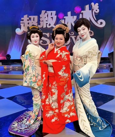 ▲白冰冰(右二)與蔡小虎(左二)在《超級冰冰Show》比拼演歌，請來胡蝶家元(右)與千鶴美扇。（圖／長興影視）