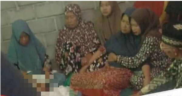 印尼女堅持與車禍亡未婚夫完婚，現場親友圍觀哀泣畫面瘋傳。（圖／翻攝自Facebook／detikBali）