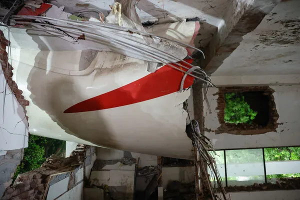 ▲▼印度航空一架搭載242人的班機12日起飛後不久即墜毀，並撞上一間醫學院宿舍，造成至少294人罹難。（圖／路透）