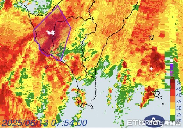 ▲▼快訊／國家級警報響！大雷雨開炸高雄　市民哀嚎：根本像颱風。（圖／記者賴文萱翻攝）