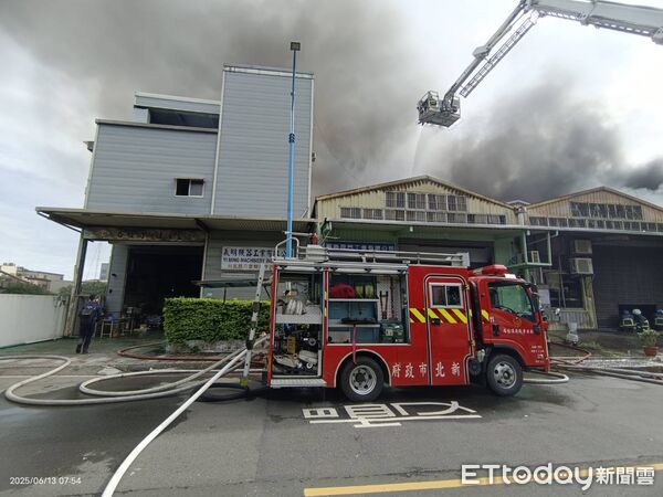 ▲▼新北八里工廠大火。（圖／記者陸運陞翻攝）
