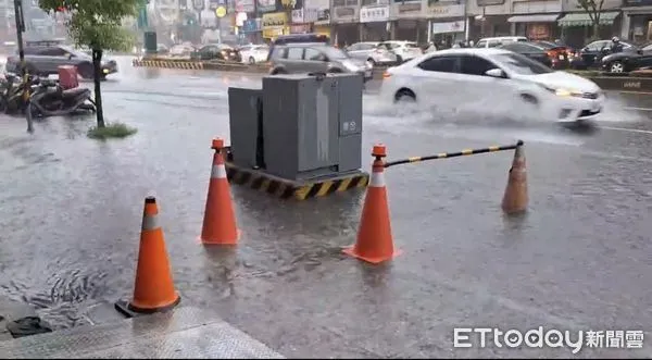 ▲▼鳳山雨勢。（圖／記者賴文萱翻攝）