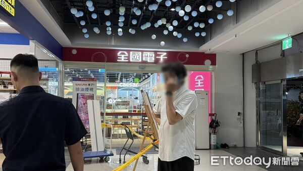 ▲台南永康吳姓男子持武士刀揮舞引發民眾報警，警方在壓制吳男時意外發生警槍走火，擊中吳男頸部送醫搶救，目前已完成手術移入加護病房治療觀察。（記者林云翻攝，下同）